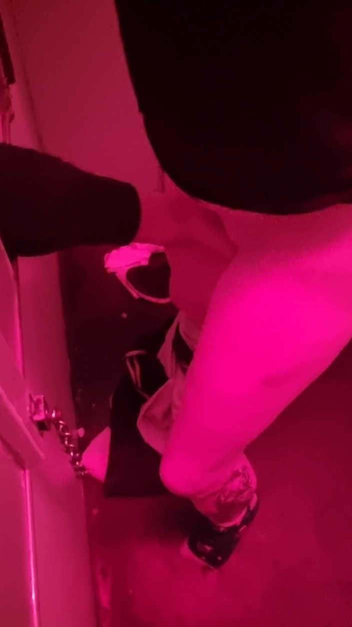 R b hubby: Ytterligare en gloryhole främling för fruens tighta fitta