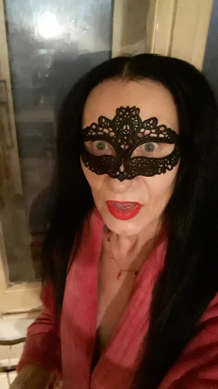 WEBREGINETTA2023: Stående på bar stol framför fönstret