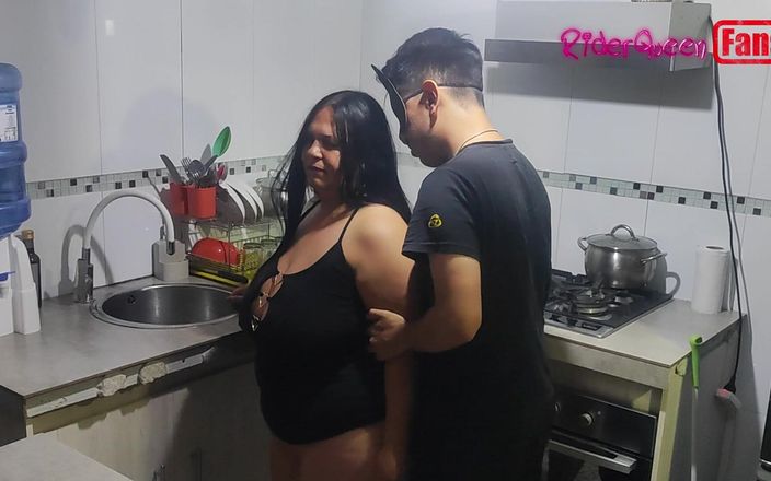 Riderqueen: Hayranlar için video - üvey anne ince üvey oğlu tarafından sikiliyor