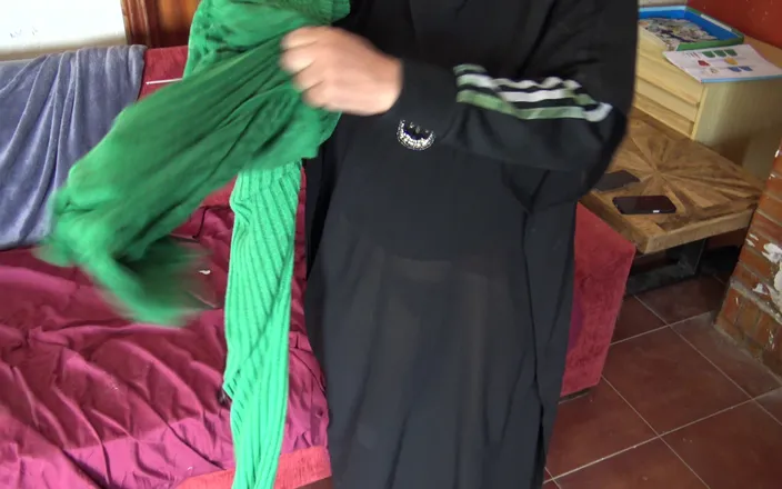 Souzan Halabi: Turkish Stepmother Shows Her Hairy Pussy and Asshole to 18 Year...