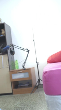 Hizmetçi yerleri yıkıyor, külota bakıyor yakın çekim