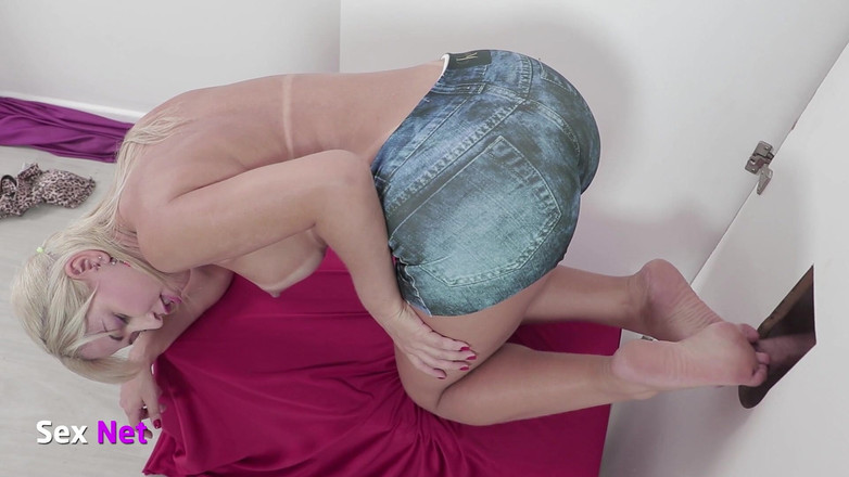 Foot Fetish Brazil: 华丽的Mirella在口交，脚交和啪！