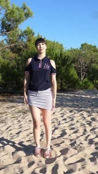 Guapa morena de 18 años desnuda en la playa