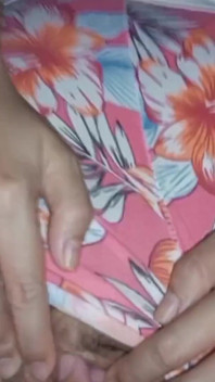 美しい18yr歳の義理の妹が彼女の濡れた穴を指で触り、彼女はそれが好きです-自家製のアマチュア