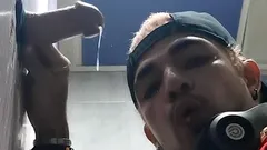 一个巨大的直鸡巴出现在购物中心浴室的寻欢洞里