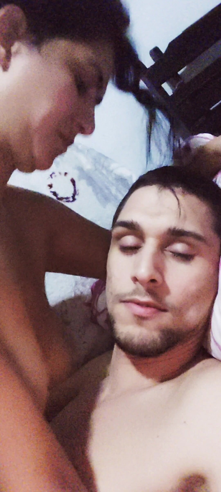 Renatinharj: 淋浴后我叫Vanessinha到沙发上，她就是这样奖励我的