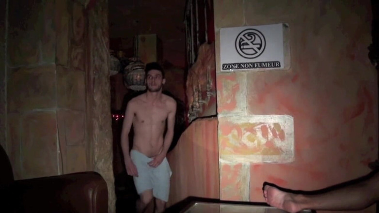 YOUNG FRENCH DUDES FUCKERS: Tony follada por John en una sauna, Sun City, París