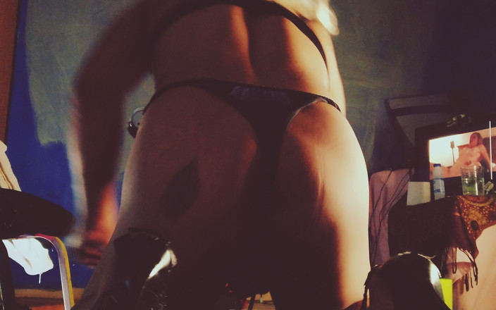 Vkta77: Ashley voelt zich vies en geil neemt het op tegen...