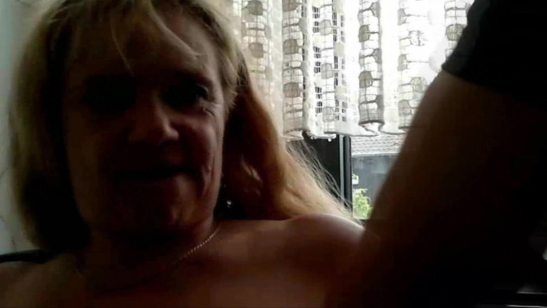 Videos Francaises: MILF Perancis bertetek besar menggembirakan zakar dengan mudah