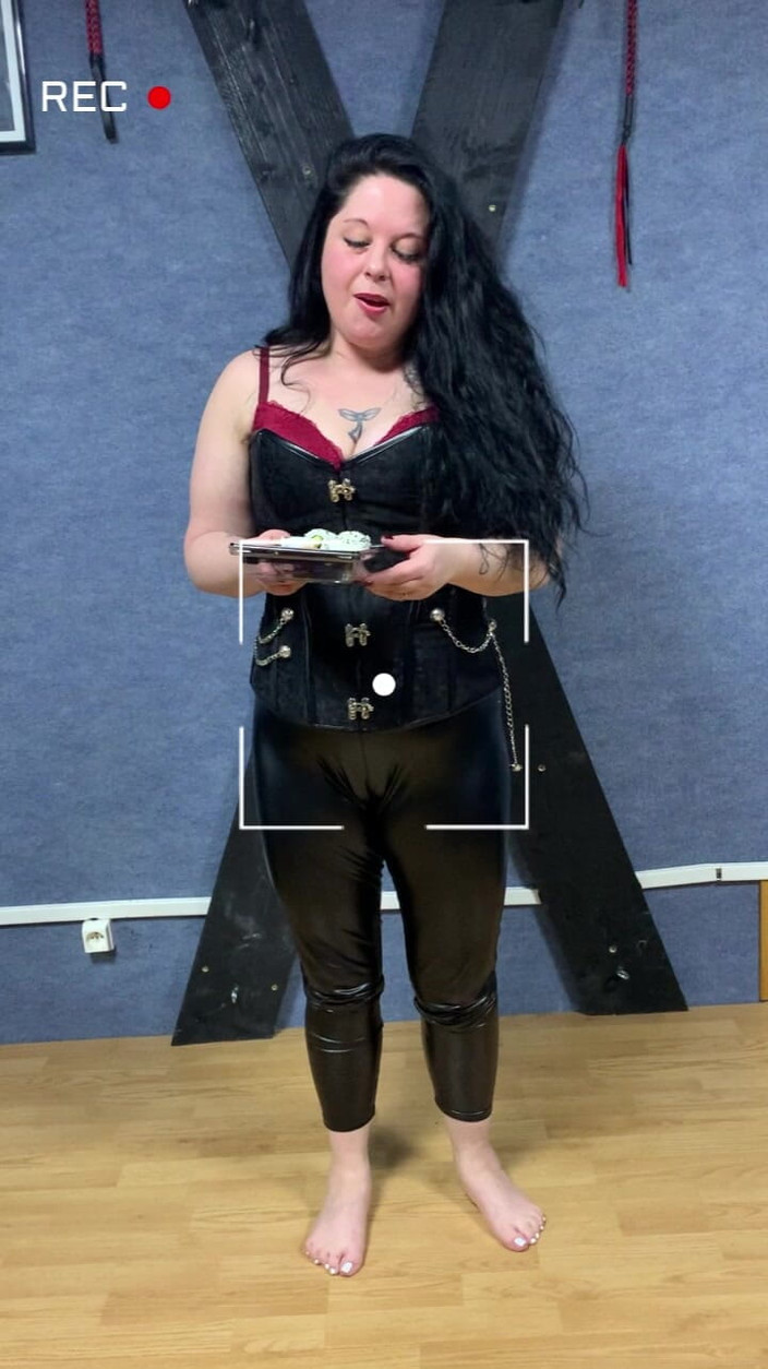 Maitresse Clara: Er nimmt sein Essen dank meiner Füße...