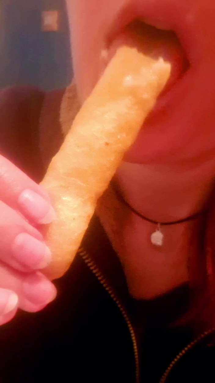 Ana Liz: Gadis nakal ini lagi asik kentang