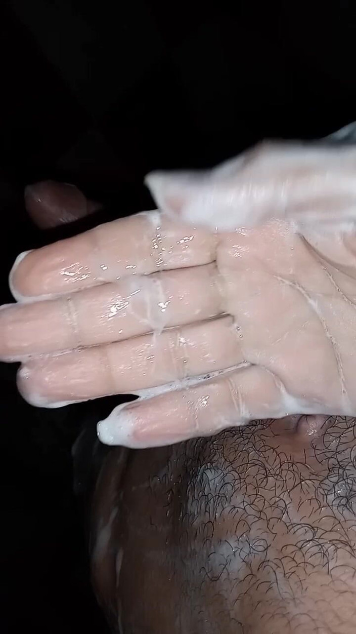 Cute boy jerks off: Pria ganteng ini tubuh semoknya pakai syal dan mengirim video...