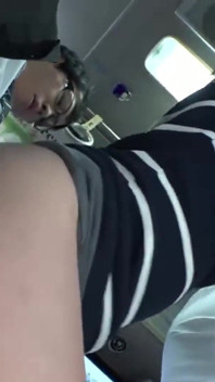 Haosul autobuzului aglomerat, fusta ei mini ridicată și curbele strâmte duc fiecare pasager sălbatic - P4