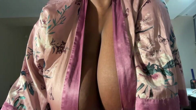 Legendary Booty Overdose: Mătușă negresă se joacă cu vibratorul și fetiș cu gemete