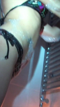 Hete milf Paige Ashley zuigt en neukt grote zwarte lul onder de douche