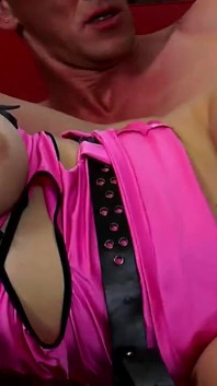 Dominatrix z batem pieprzy mężczyznę na kanapie