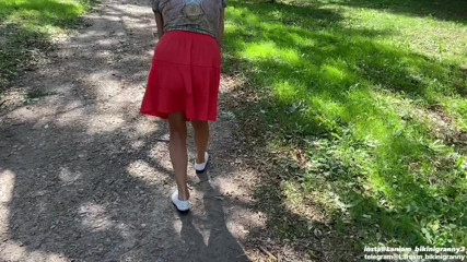 Ladyloveyoung60: Nine açık havada seksi ipli tanga işiyor fışkırtarak sakso tabusu