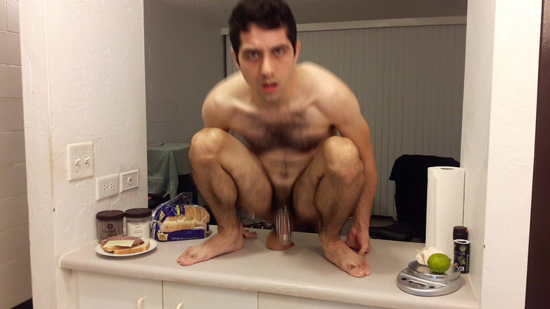 Ricky Cage: Făcând un sandviș - călărind un vibrator pe blatul din bucătărie