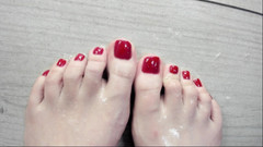 Feet lady: 침을 뱉고 노는 중