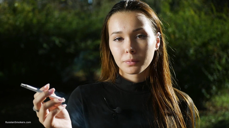 Russian Smokers: Seducente bellezza russa che fuma una sigaretta vibra all'aperto