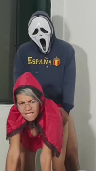 Futând mama vitregă a Scufiței Roșii de Halloween