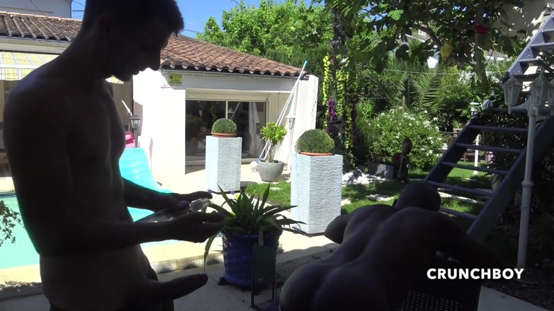 Recent bareback porn from France: Eboni seksi dikongkek mentah oleh zakar xxl Jey di kolam...