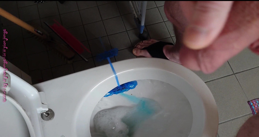 Carmen_Nylonjunge: Volle blaas in de ochtend ** pissen **