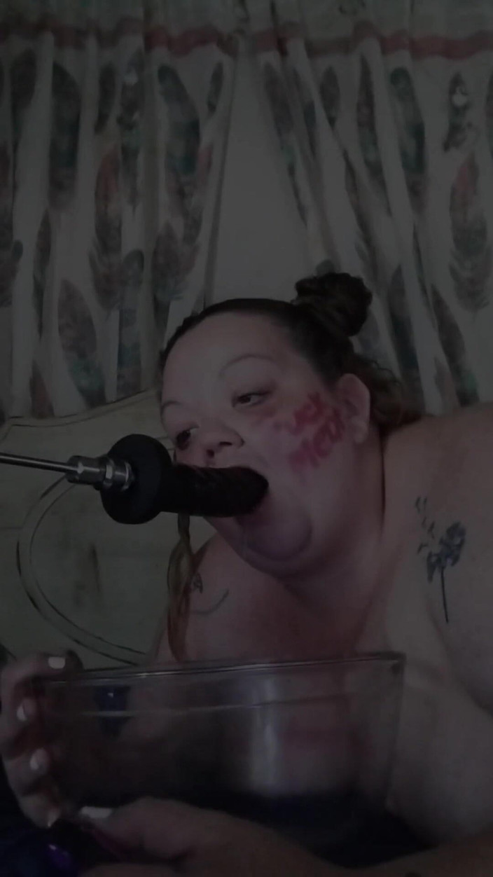 Kimmywetwet: Gardło niewolnik pieprzyć maszynę trening świnki mokre tyłek usta i miska...