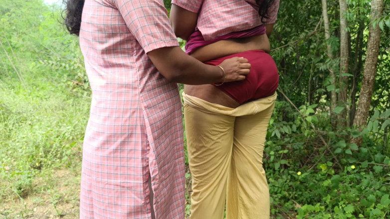 Magilmathi: Studentă în uniformă în aer liber