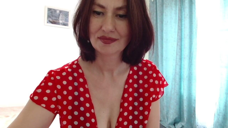 ANGELA_LADY: 欲火中烧的毛茸茸的熟女在她的大奶子halos上吐口水