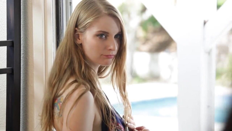 Lesbian Illusion: Giovane bionda seduce sua suocera