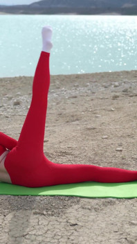 Fare yoga allungando il bellissimo lago nerby