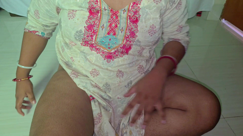 sweetpriya01: मैंने सुंदर नौकरानी को कमरे में अकेले चोदा और वह आ गई