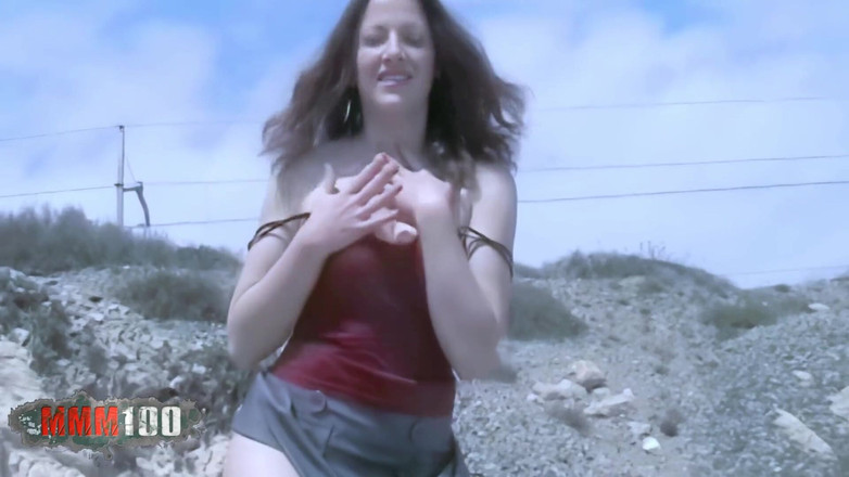 MMM100: Emy: Ładna brunetka Emy robi pasek