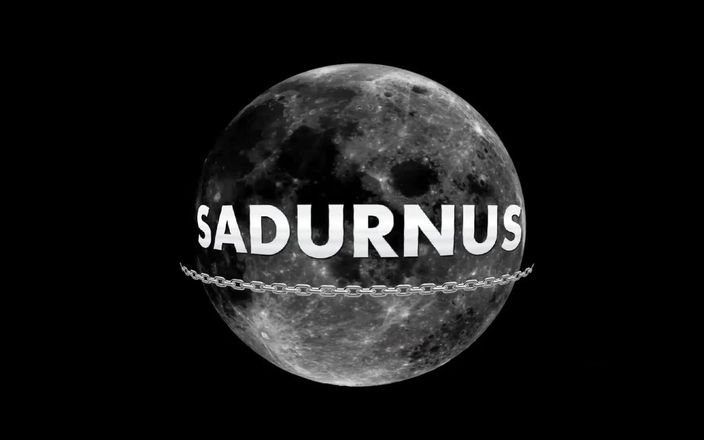 Sadurnus: Maîtresse Nomi Melone fume et fait pipi sur la boîte...