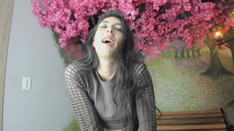 Adhara Hamilton: Dans sex latino goală arată pizda cu un vibrator dur