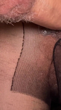 Une GILF excitée en collants noirs se fait sodomiser par un étalon