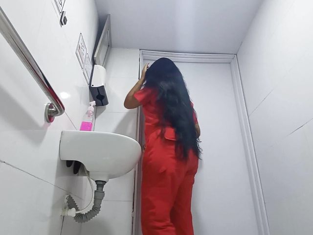 Amateur Camera in Hospital Bathroom Records Patients and Nurses Pissing (Kelsystar oficial)