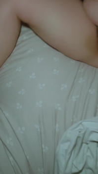 与胖乎乎的妻子的夜间性爱。她把精液抹在她巨大的奶子上。