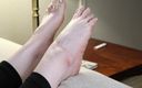 Hunnybrat: Degete lungi, poloneză albă, inel de la picioare