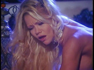 Pound Me Outside: 兰迪金发宝贝在夜间封面下性交