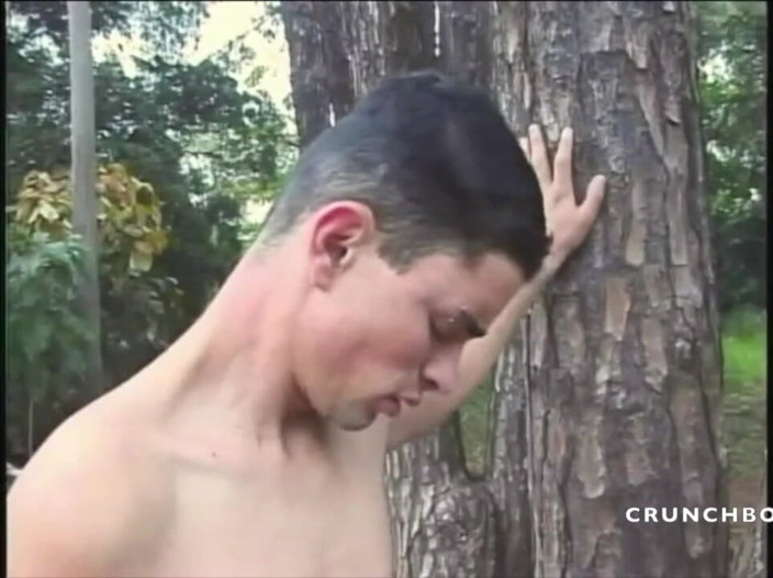 Shemale videos: Tânără latino heterosexuală futută de o transsexuală sexy în croazieră în pădure