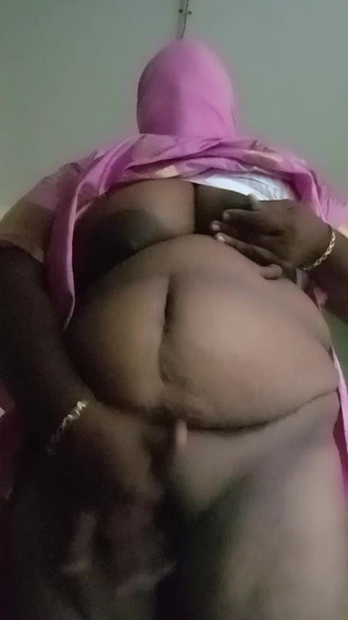 Bedroom: बेडरूम में गृहिणी पोशाक बदलती प्रदर्शन वीडियो