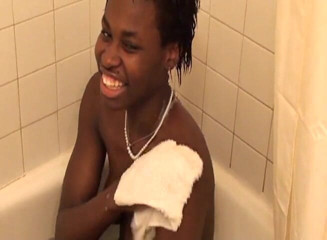 VOP Solo Babes: Tristina Millz si masturba in bagno
