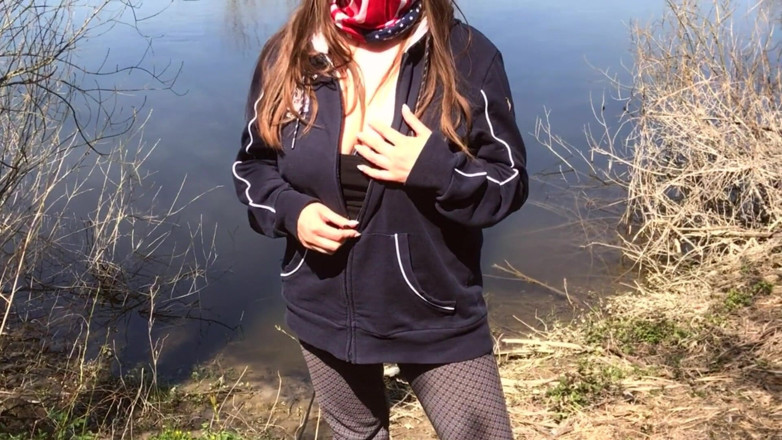Erica Sweet: Грає з цицьками біля річки