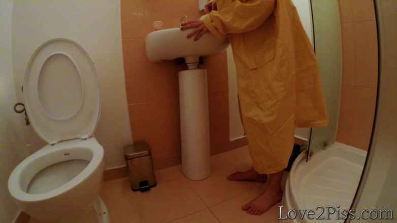 Love 2 Piss: Orinar en un tarro