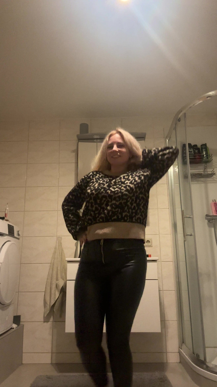 LarisaCum: ¡Mira este vídeo de Brandon! ¡Estoy completamente desnudo, jugando con mi...