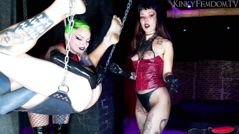 KinkyFemdomTV: Extremo duplo anal fisting e pé ft látex dominatrix Poisen3d...