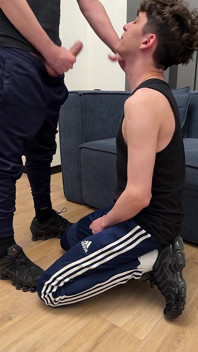 Zwei jungs haben spaß