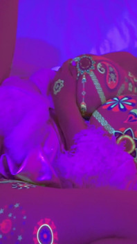 Neon Glow- Une Bombasse Masquée Aux Seins Énormes Se Masturbe En Solo En Gémissements Anime - Lilykoti